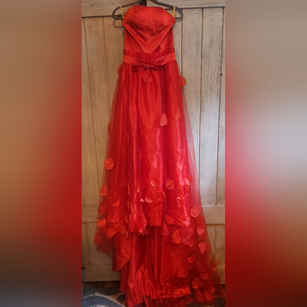 Elegant Red Satin Strapless Evening Gown